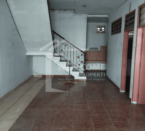 DISEWAKAN RUMAH 2 LANTAI SEMI PERMANEN, JL. LOKOMOTIF